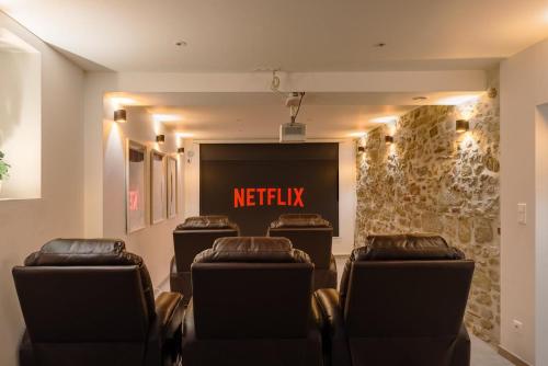 Le Repaire Cinéma - 8 couchages - Cinéma privée et salon de jeux (Le Repaire Cinema - 8 couchages - Cinema privee et salon de jeux) in Lasbordes