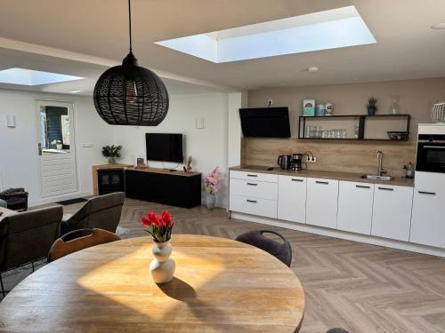Cocina, Cosy lodge in beautiful walking and cycling surroundings in Epe