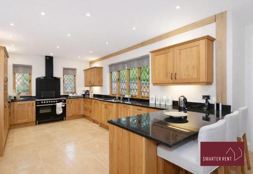Létesítmények, Virginia Water Five Bedroom House Gated in Runnymede