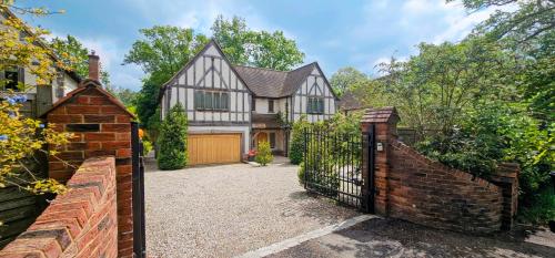 Létesítmények, Virginia Water Five Bedroom House Gated in Runnymede