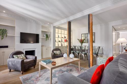Elegant 2-Bed Apartment in Central Madrid - image 4