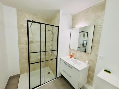 Shower, L appart, direct beach access, free parking secur in Vias