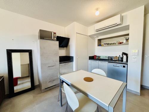 Beach, L appart, direct beach access, free parking secur in Vias