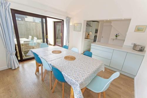 Seadmed, Rockpool Sleeps 8 Seaside Retreat Walk to Beach in Croyde