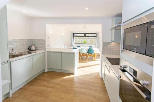 Seadmed, Rockpool Sleeps 8 Seaside Retreat Walk to Beach in Croyde