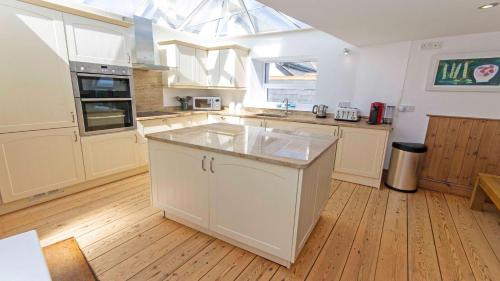 Seadmed, Stables - BEST Sea views in Croyde Sleeps 8 in Croyde