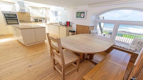 Seadmed, Stables - BEST Sea views in Croyde Sleeps 8 in Croyde