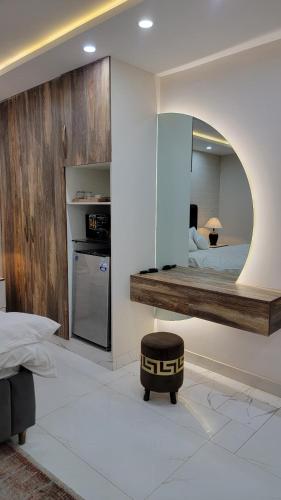 Regency Crown Hotel - image 3
