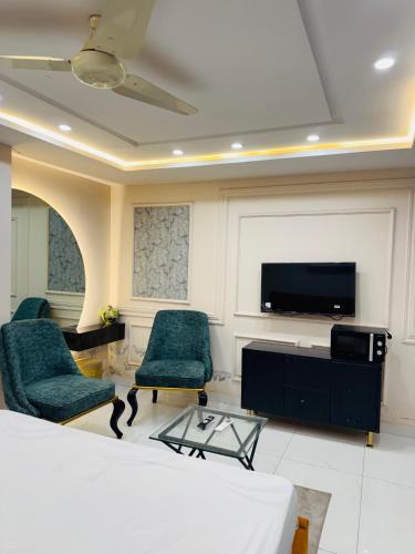 Regency Crown Hotel - image 5