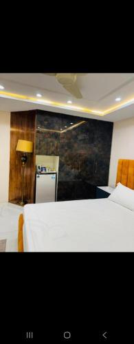 Regency Crown Hotel - image 4