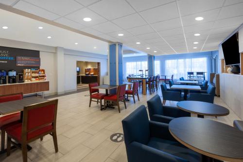 Holiday Inn Express Hotel & Suites Woodhaven by IHG in Woodhaven, USA