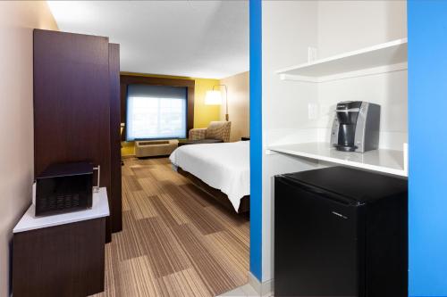Holiday Inn Express Hotel & Suites Woodhaven an IHG Hotel - image 35