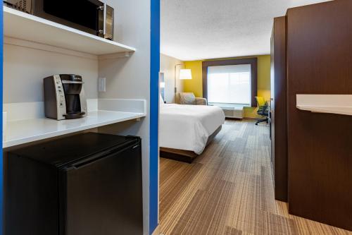Holiday Inn Express Hotel & Suites Woodhaven an IHG Hotel - image 41