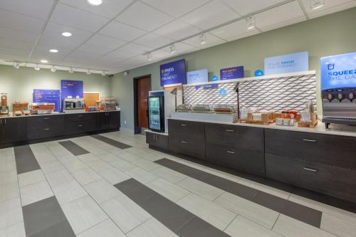 餐飲選擇, 伍德哈文智選假日酒店及套房 - 洲際酒店集團旗下 (Holiday Inn Express Hotel & Suites Woodhaven By IHG) in 伍德黑文