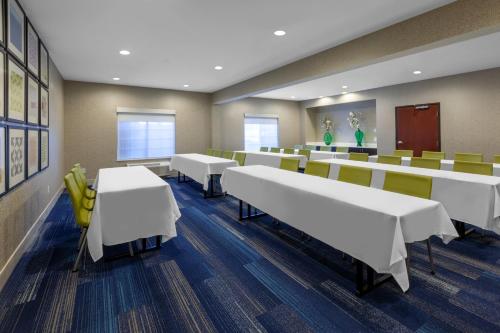 Holiday Inn Express Hotel & Suites Woodhaven an IHG Hotel - image 39