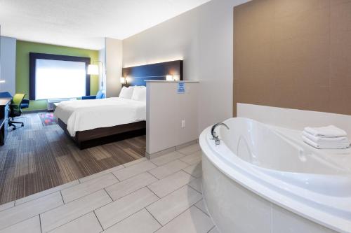 Holiday Inn Express Hotel & Suites Woodhaven an IHG Hotel - image 31