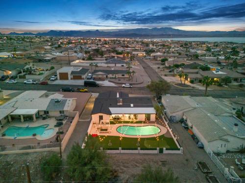 2 Mi to Lake Havasu Group Oasis with Views and Games in 哈瓦蘇湖城