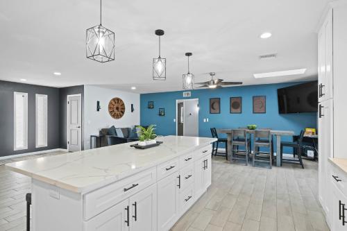 2 Mi to Lake Havasu Group Oasis with Views and Games in 哈瓦蘇湖城