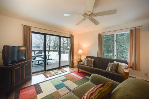 Lakefront Adirondacks Home: Fish, Hike, Ski! in โบลตัน แลนดิ้ง(นิวยอร์ค)