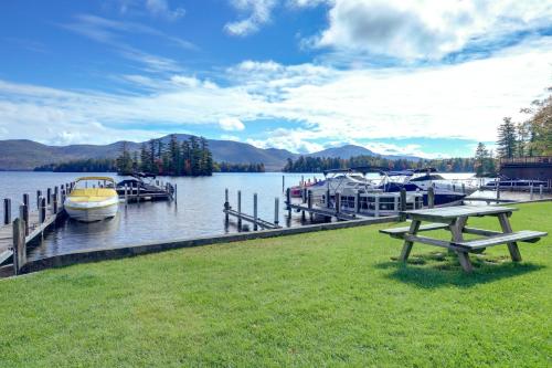 Lakefront Adirondacks Home: Fish, Hike, Ski! in โบลตัน แลนดิ้ง(นิวยอร์ค)