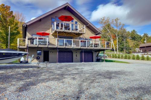 Lakefront Adirondacks Home: Fish, Hike, Ski! in โบลตัน แลนดิ้ง(นิวยอร์ค)