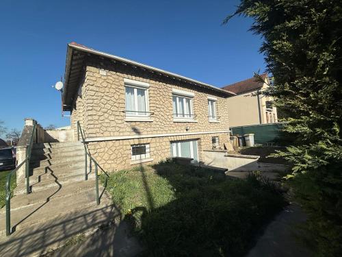 Maison proche Charles de Gaulle et Paris L1 in Sarcelles