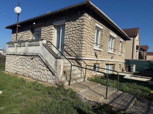 Maison proche Charles de Gaulle et Paris L1 in Sarcelles