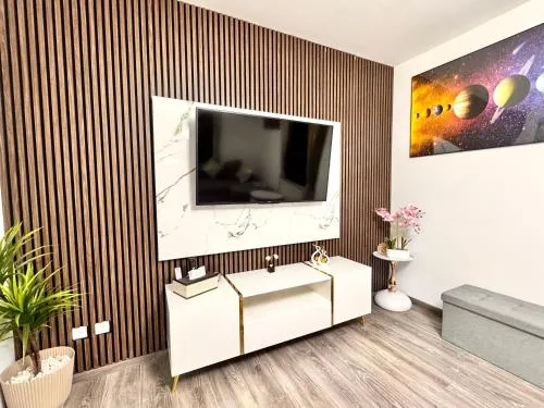 Moderne Ferienwohnung mit 2 Schlafzimmern & Hofparkplatz&Garten in Böhlen, Deutschland