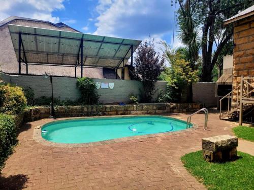 Swimming pool, Sandstone Escape Guesthouse in Ladybrand