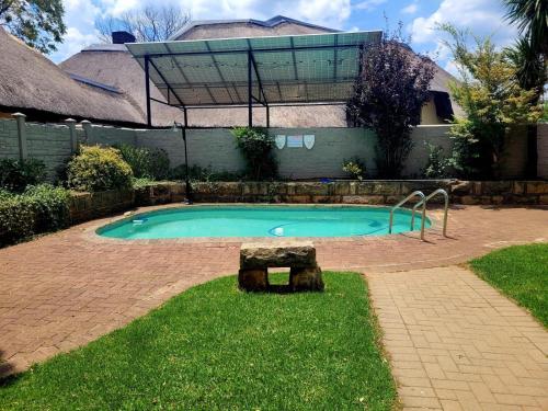 Swimming pool, Sandstone Escape Guesthouse in Ladybrand