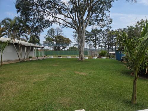 Chácara Atibaia com campo de futebol (Chacara Atibaia com campo de futebol) in 維多利亞蓮花園
