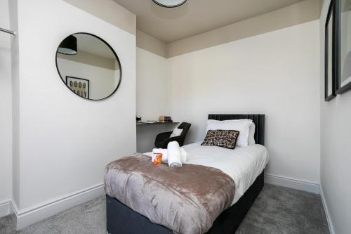 Charming Bedrooms-Contractors Stay-Free Parking-Central- Free WiFi gîte à louer Warrington Hospital