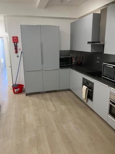Prime Location Apartment in Camden 4 mins to Kings Cross, 1 mins to Euston, Londýn