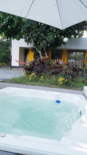 Casa moderna con piscina, jacuzzi , Baño turco y salon de juegos a 2 horas y media de Bogota (Casa moderna con piscina, jacuzzi , Bano turco y salon de juegos a 2 horas y media de Bogota) in San Juan de Rioseco