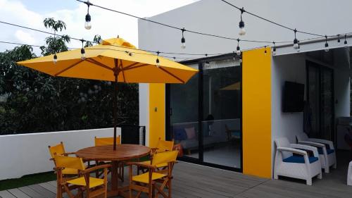 Casa moderna con piscina, jacuzzi , Baño turco y salon de juegos a 2 horas y media de Bogota (Casa moderna con piscina, jacuzzi , Bano turco y salon de juegos a 2 horas y media de Bogota) in San Juan de Rioseco