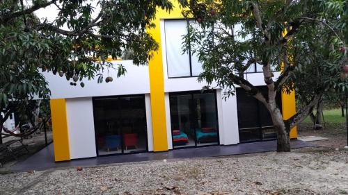 Casa moderna con piscina, jacuzzi , Baño turco y salon de juegos a 2 horas y media de Bogota (Casa moderna con piscina, jacuzzi , Bano turco y salon de juegos a 2 horas y media de Bogota) in San Juan de Rioseco