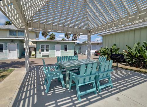 Seashell Village Resort near the beach with kitchens in Port Aransas (TX)