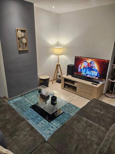 Bright apartment with 2 bedrooms in Herstal – khách sạn tại Herstal