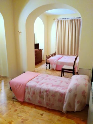 1 queen bed, 1 twin bed