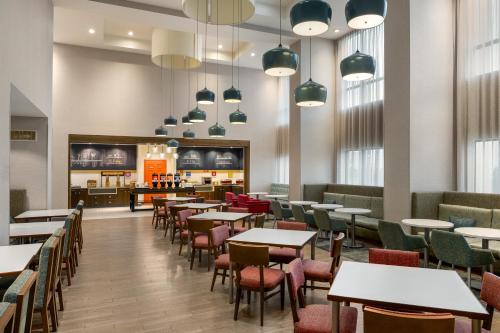 Hampton Inn & Suites by Hilton Montreal-Dorval in Montreal-Trudeau Airport