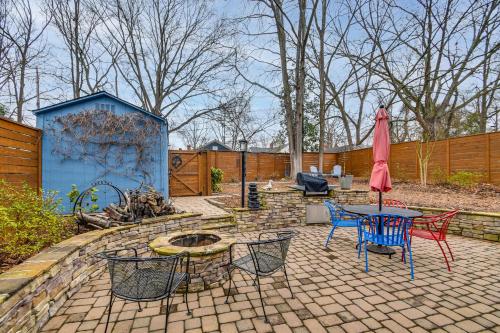 Chic, Central Downtown Duplex about 1 Mile to Duke! in Durham, USA