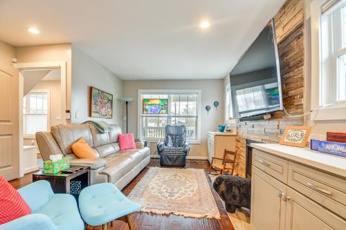 Chic and Central Downtown Duplex 1 Mi to Duke! - image 4