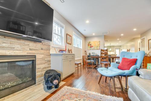 Chic and Central Downtown Duplex 1 Mi to Duke! - image 6