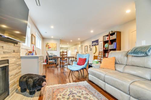 Chic and Central Downtown Duplex 1 Mi to Duke! - image 8