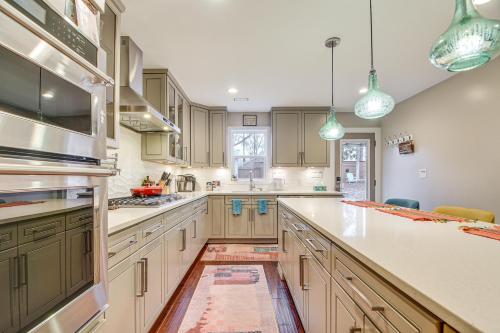 Chic and Central Downtown Duplex 1 Mi to Duke! - image 11
