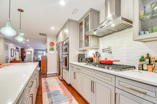 Chic, Central Downtown Duplex about 1 Mile to Duke! in Durham, USA