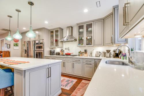 Chic and Central Downtown Duplex 1 Mi to Duke! - image 24