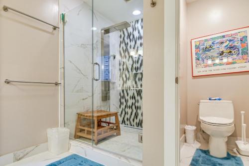 Chic and Central Downtown Duplex 1 Mi to Duke! - image 28