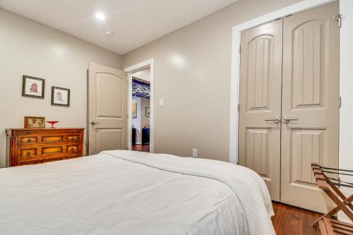 Chic and Central Downtown Duplex 1 Mi to Duke! - image 29