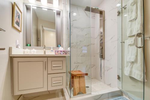 Chic and Central Downtown Duplex 1 Mi to Duke! - image 30